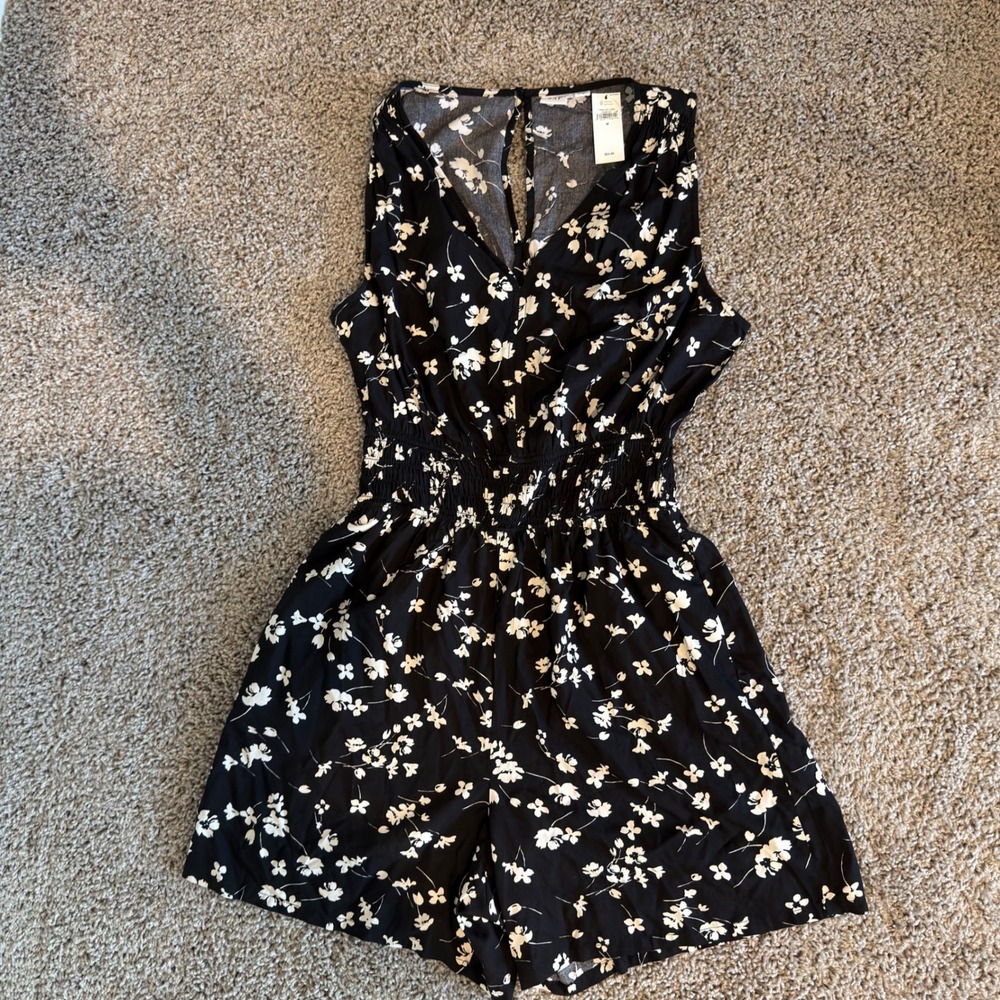 GAP Womens Black White Floral V-Neck Smocked Waist Romper Size M NWT